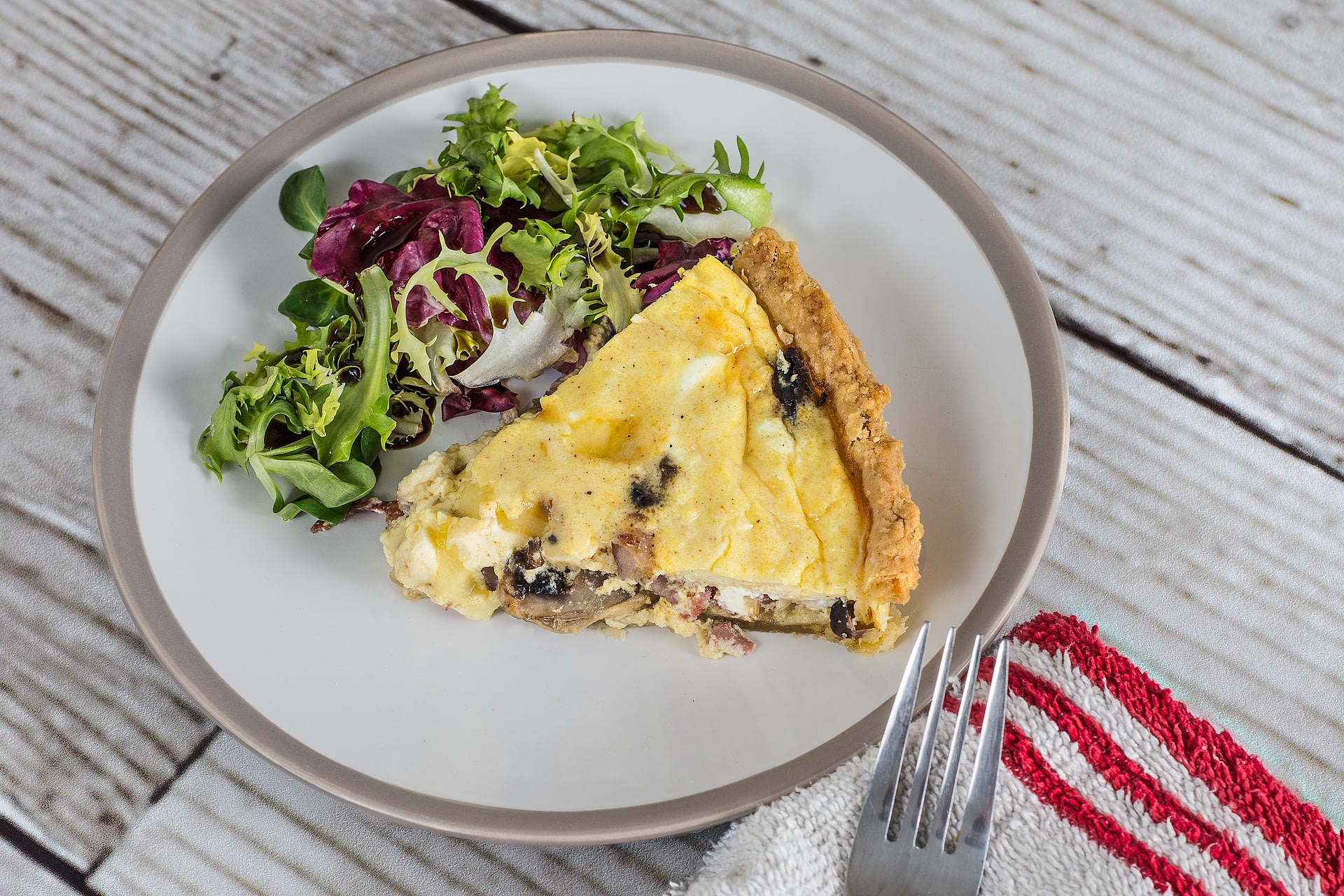 Quiche and salad, a healthy brunch recipe