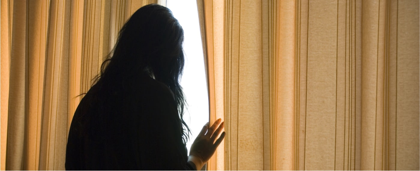 A woman suffering from a nervous breakdown feels trapped in her room