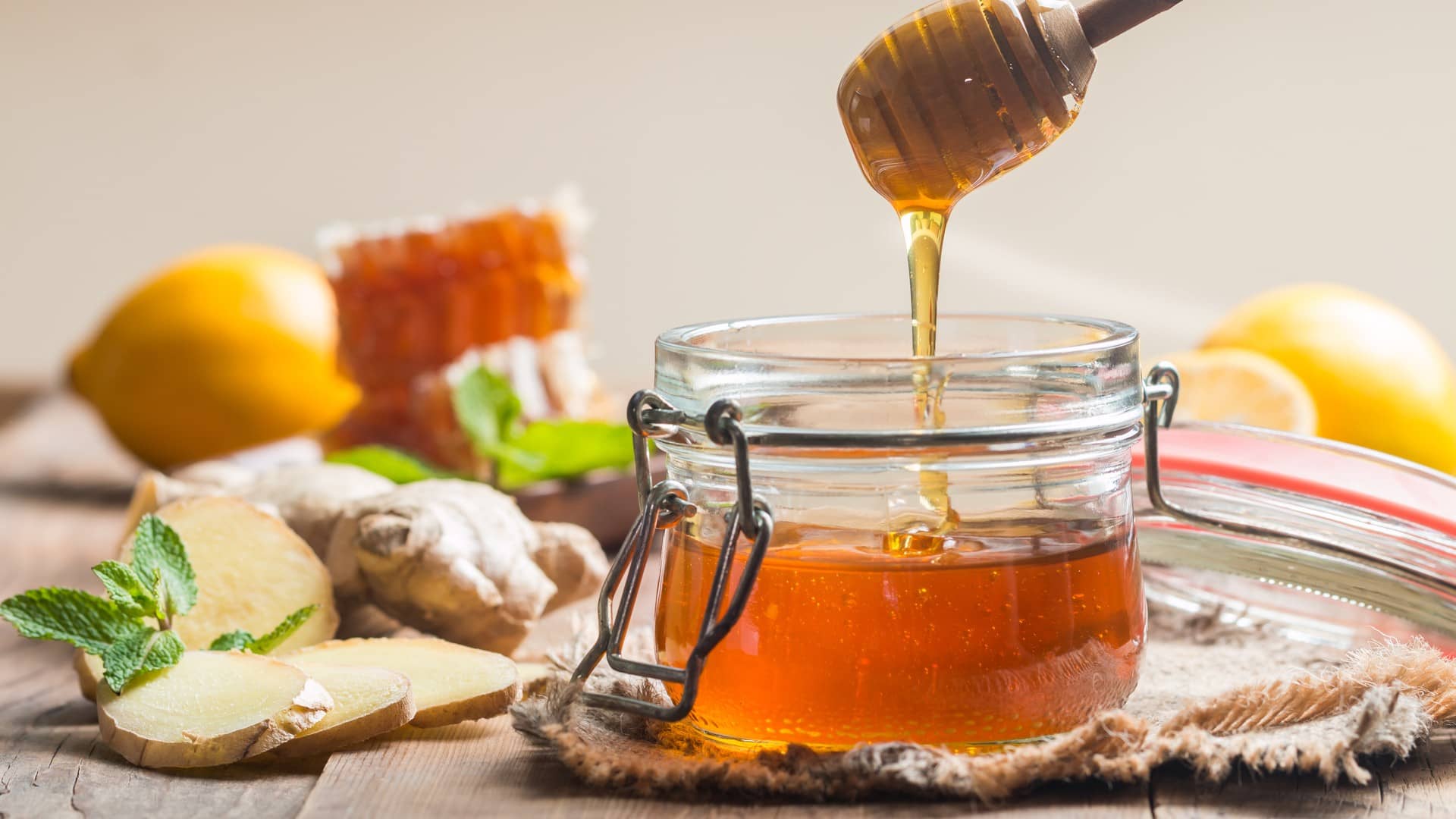 honey in a jar representing the health benefits of honey