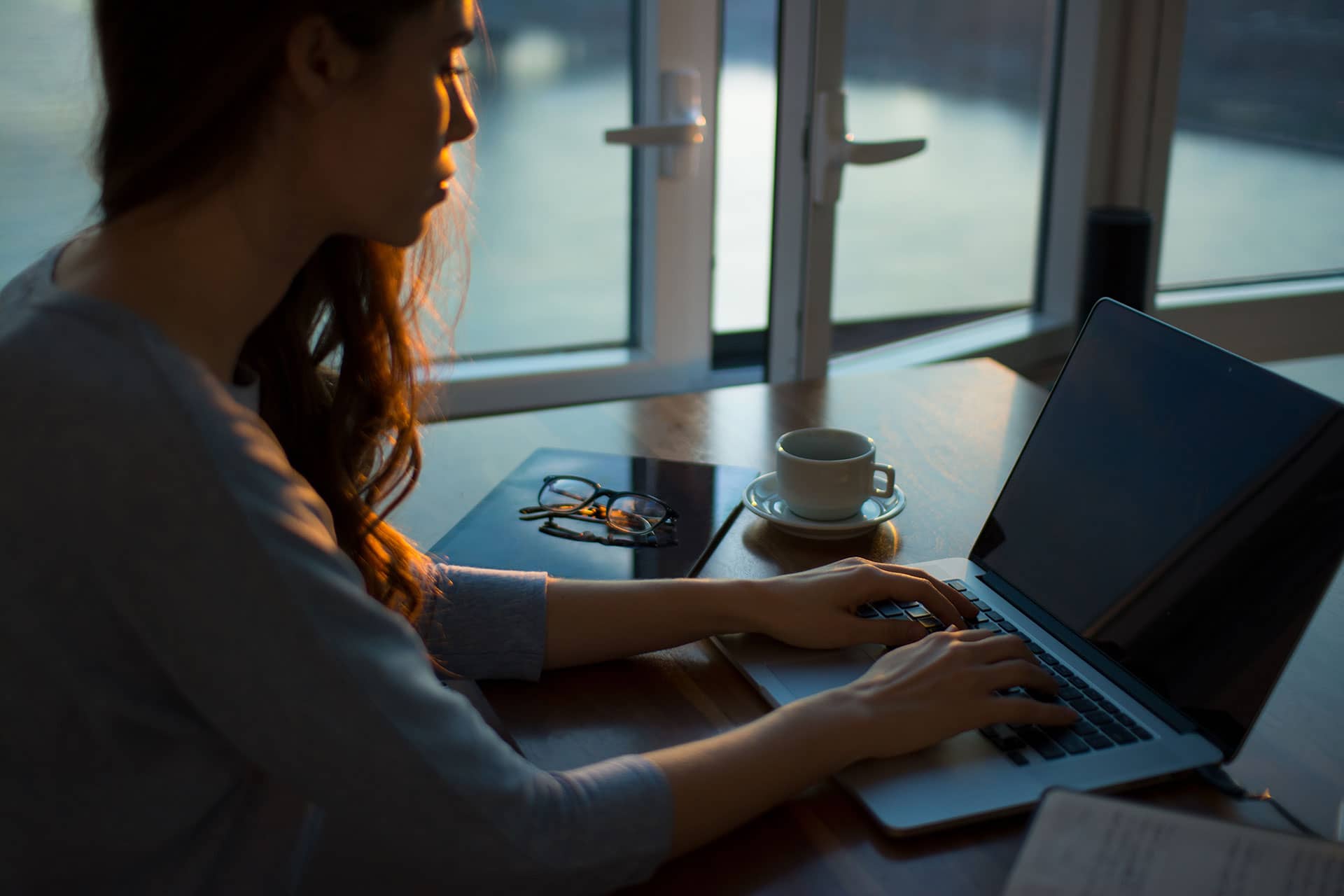 woman researching sing a cbd buyers guide to buy cbd products online