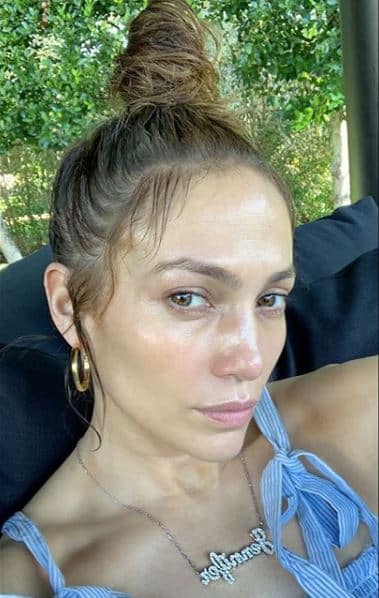 Celebrity Jennifer Lopez taking a selfie without any makeup