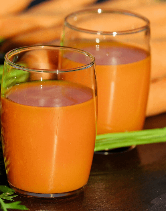 2 glasses of carrot juice used as a natural hair dye