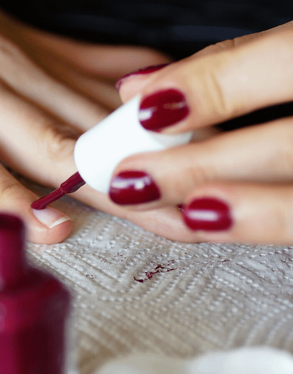 A woman paints her nails, an unconventional method for self-care